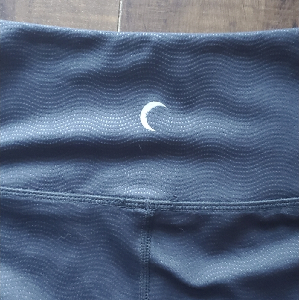 Black Vibrations Pocket Light n Tight Hi-Rise Leggings EUC Size 6-8 - Picture 5 of 7